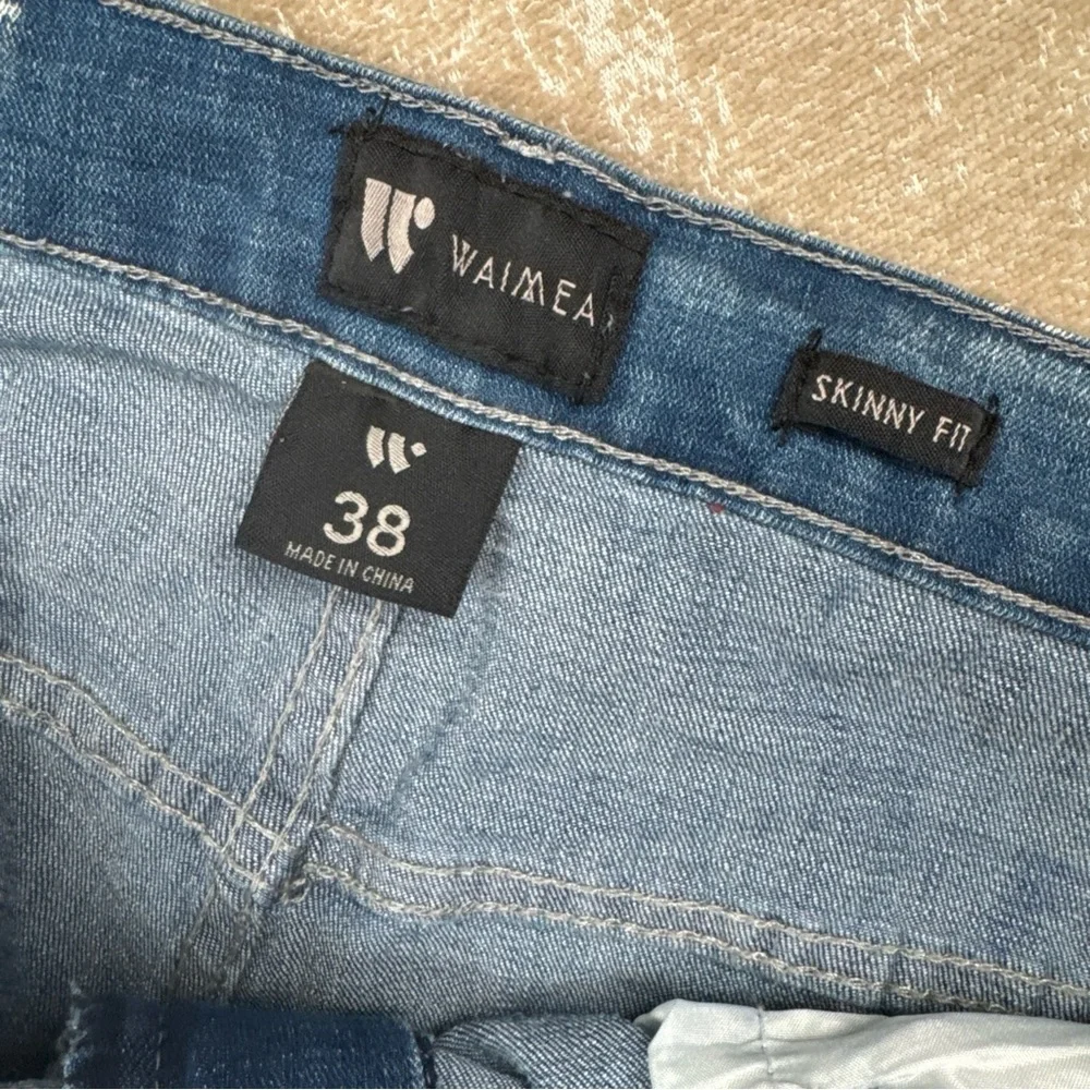WAIMEA Stylish Distressed Blue Jeans with Colorful Accents